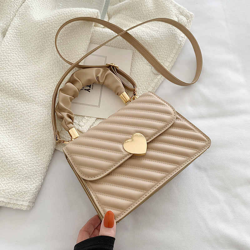 Retro Women Fashion Chain Shoulder Bags With Love Metal Design