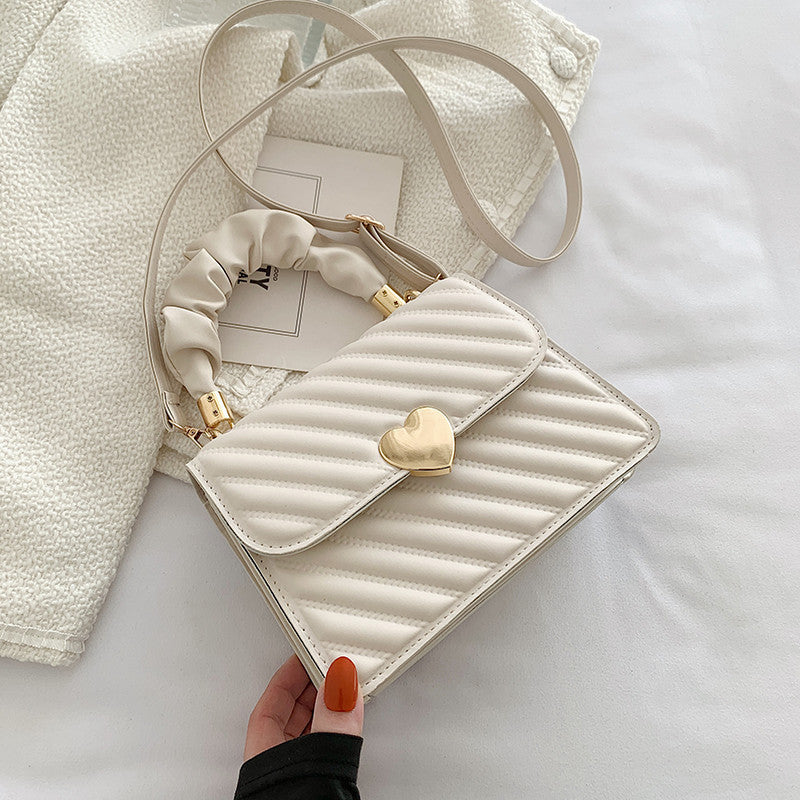 Retro Women Fashion Chain Shoulder Bags With Love Metal Design
