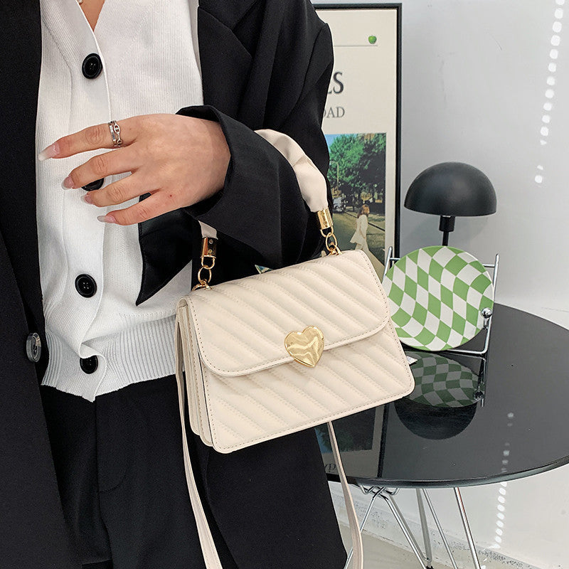 Retro Women Fashion Chain Shoulder Bags With Love Metal Design