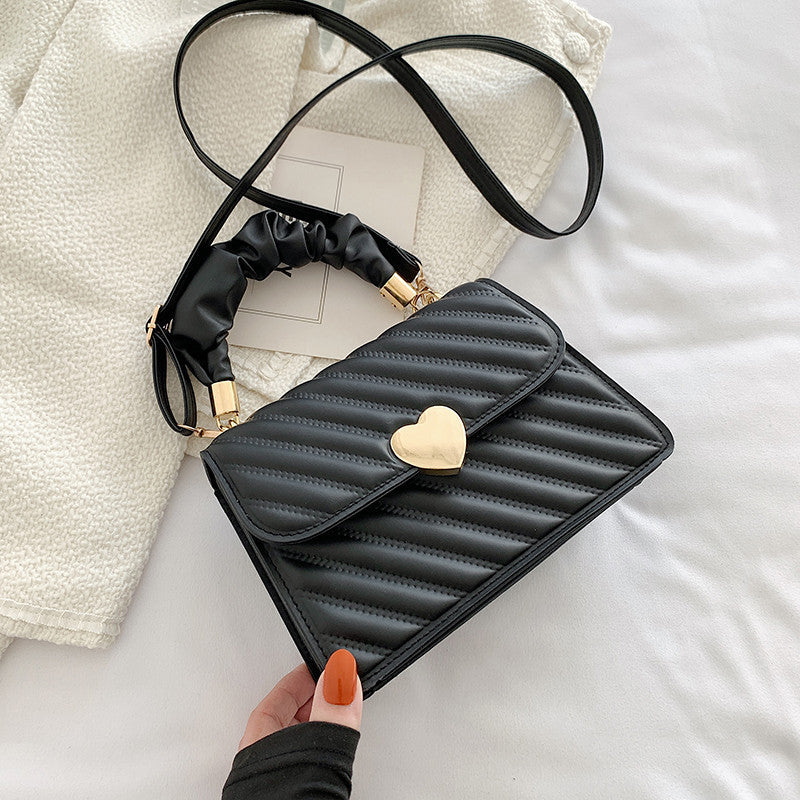Retro Women Fashion Chain Shoulder Bags With Love Metal Design