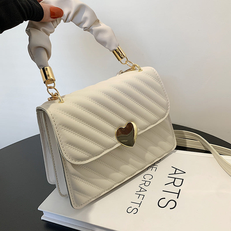 Retro Women Fashion Chain Shoulder Bags With Love Metal Design