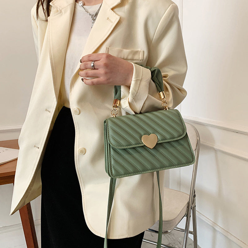 Retro Women Fashion Chain Shoulder Bags With Love Metal Design