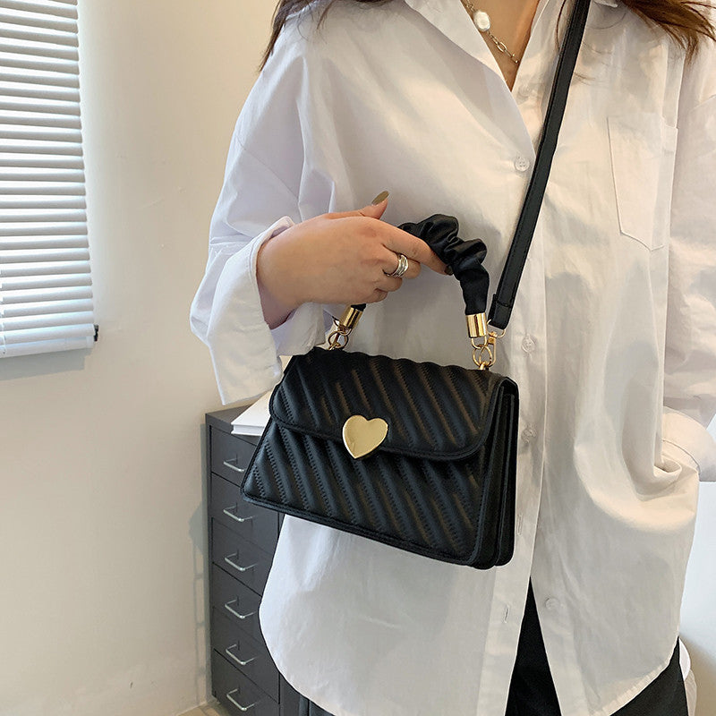 Retro Women Fashion Chain Shoulder Bags With Love Metal Design